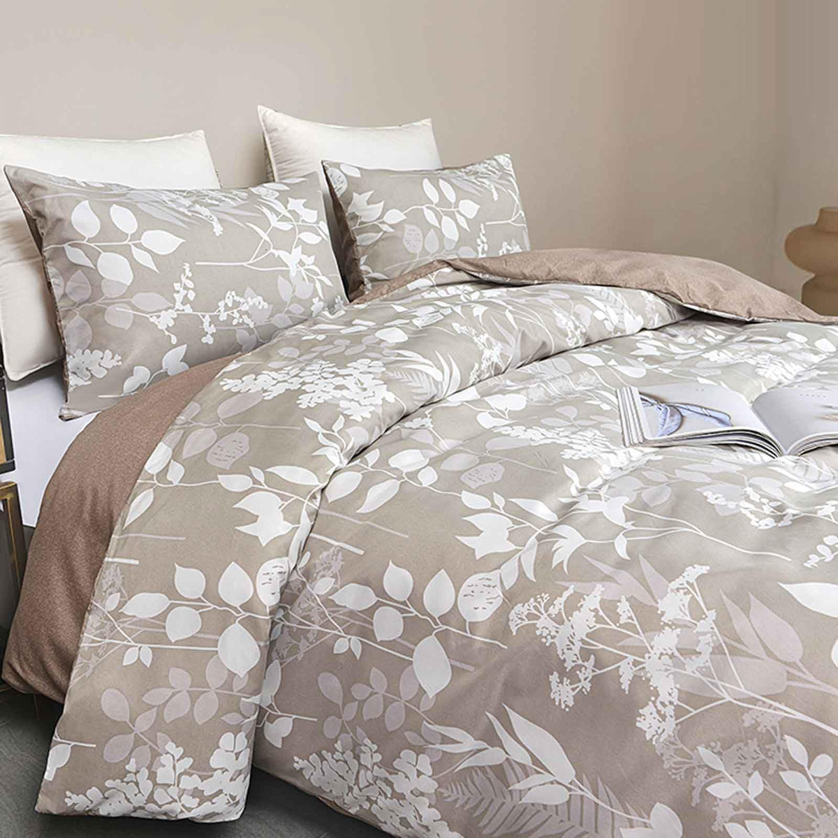 Faincy Floral King Size Comforter Set, Blue and White Flower Pattern Printed Reversible Alternative Bedding Sets - 104 x 90 3PC Soft Microfiber Duvet Farmhouse Vintage Bed in a Bag for Women