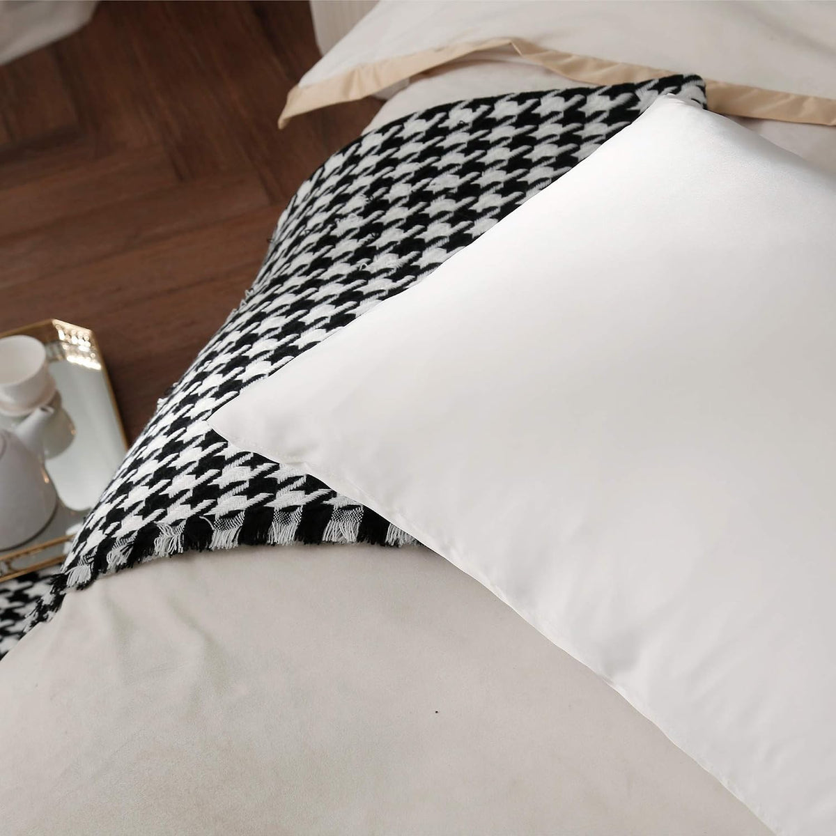 100% Silk Pillow Cases 2 Pack, Mulberry Silk Pillowcase for Hair and Skin with Hidden Zipper, Soft Breathable Smooth Cooling Silk Pillowcase for Sleeping Women (White, Standard)
