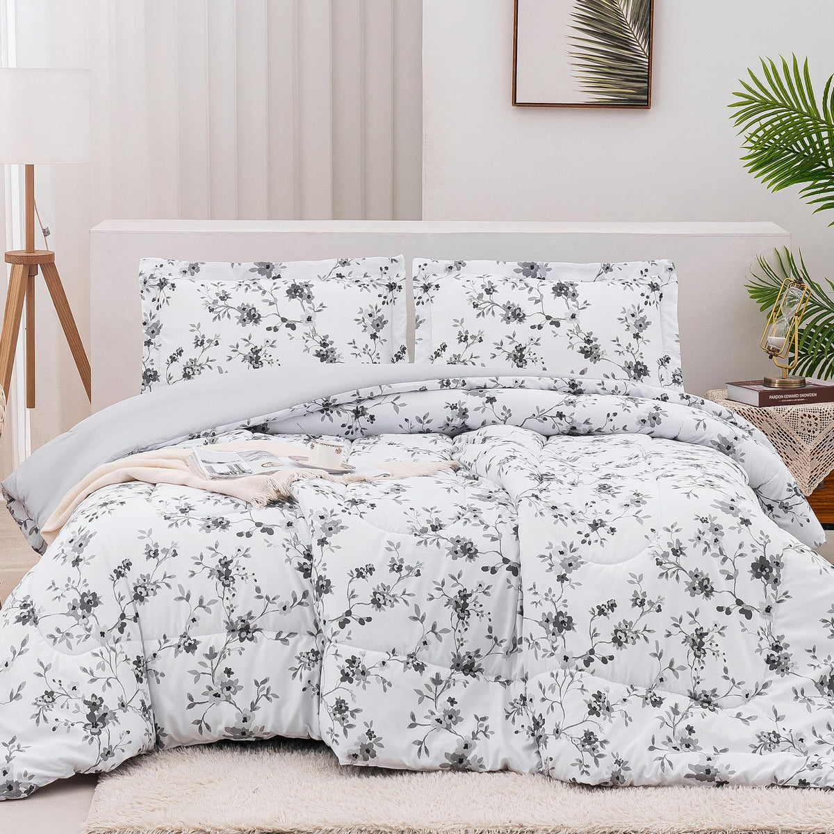 Mooreeke Floral Queen Size Comforter Sets, Lightweight Purple Lavender Botanical Printed Bedding for All Seasons, 3-Piece Vintage Bed in a Bag with Fluffy Quilted Reversible Comforter & 2 Pillow Shams